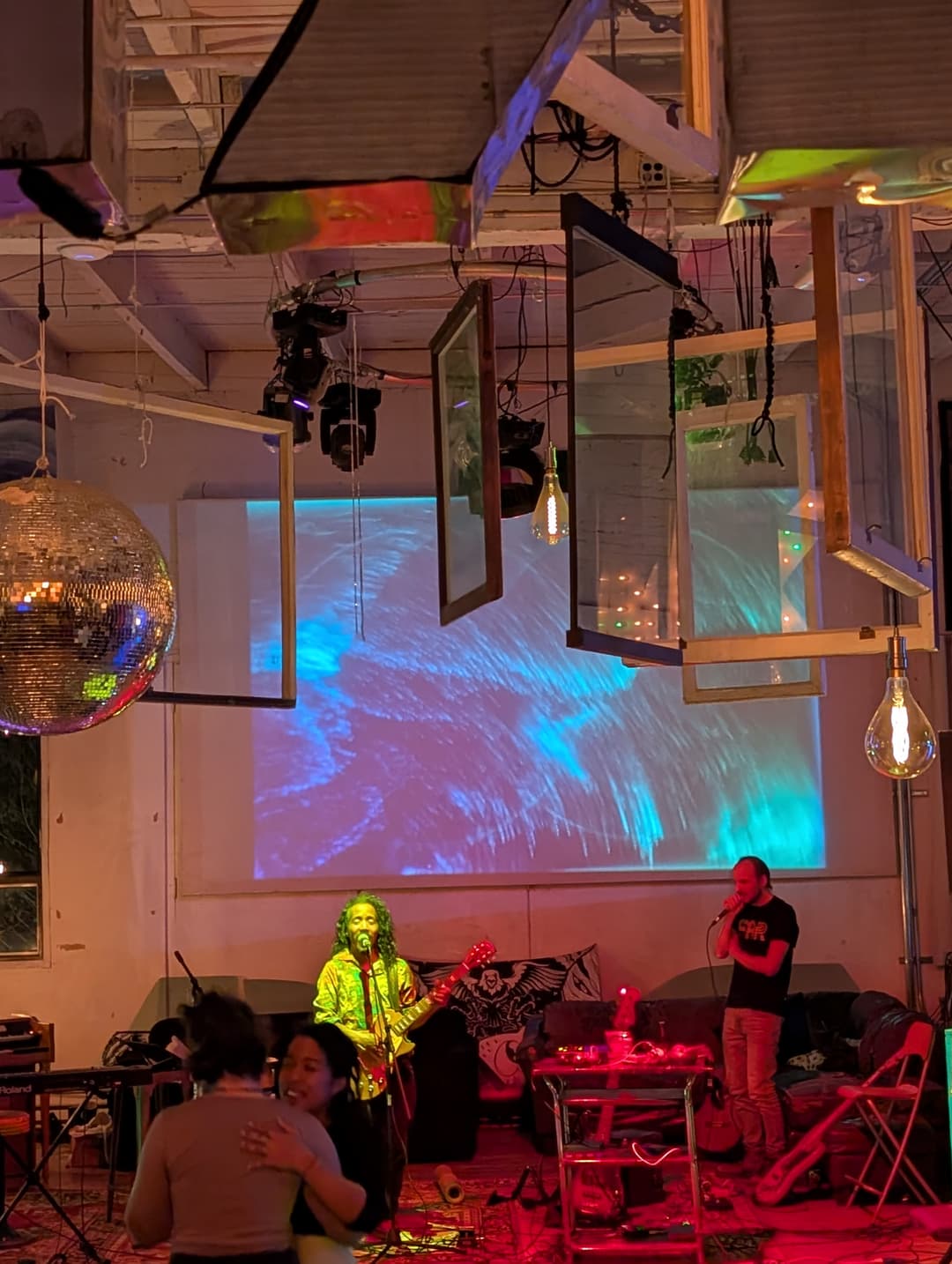 Événement live avec projection d'art vibratoire, musiciens et danseurs